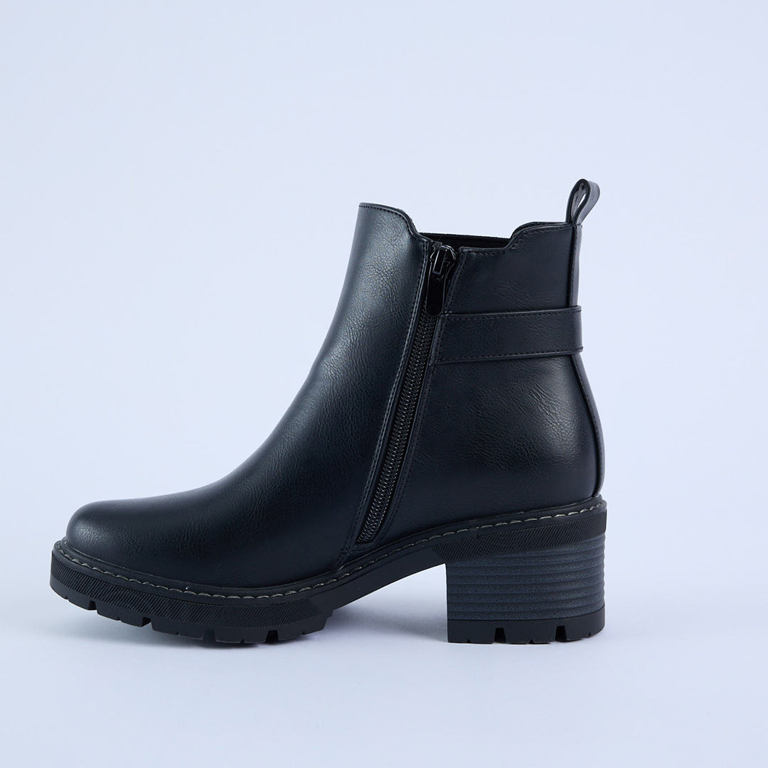 Ankle Boot.Gusset And O Ring Detail.