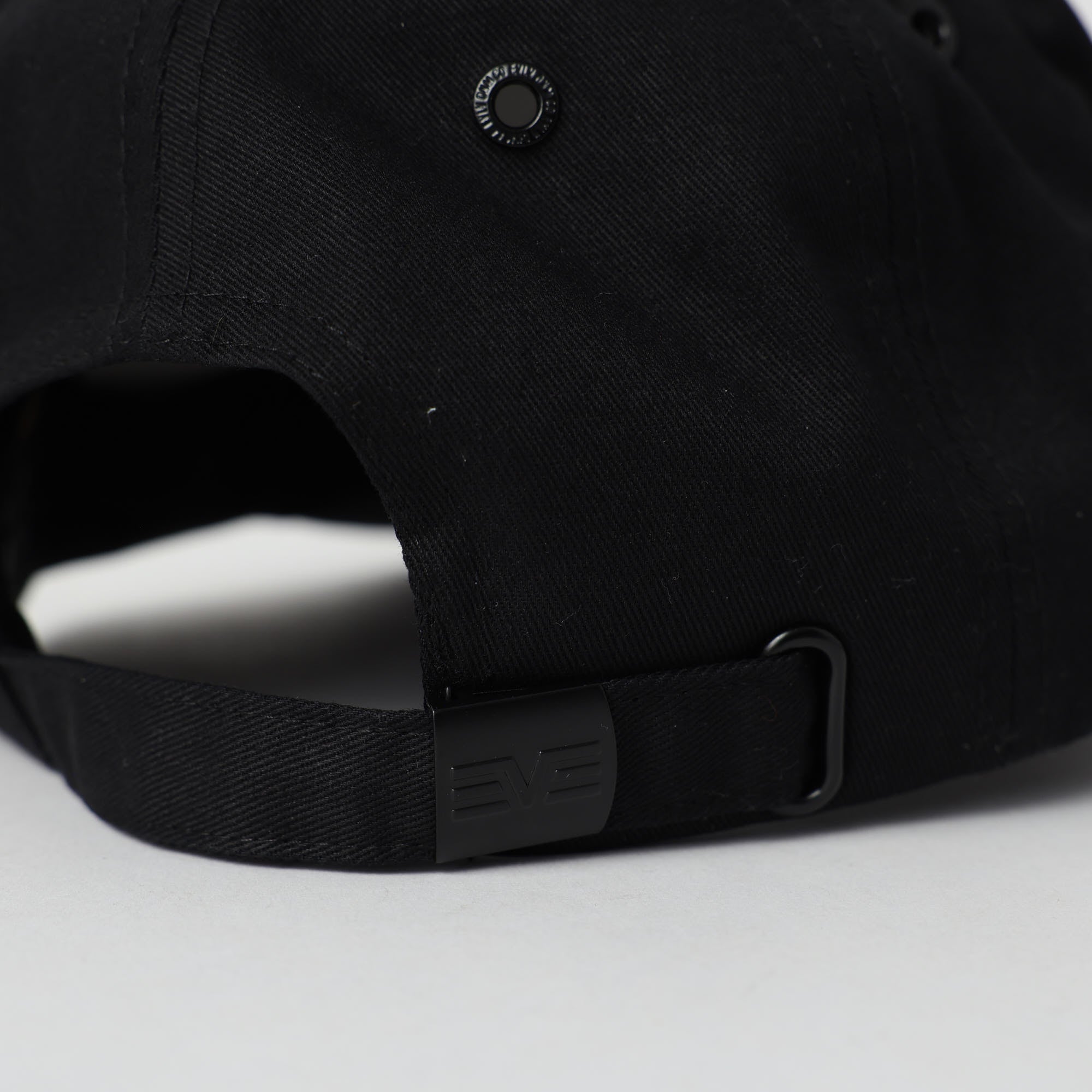MENS EVOLVE BLACK PEAK CAP (WING STITCH)